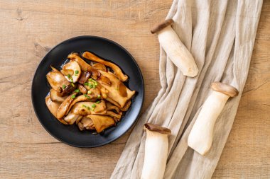 İstiridye soslu kızarmış kral istiridye mantarı. Sağlıklı, vejetaryen ya da vejetaryen yemek tarzı.