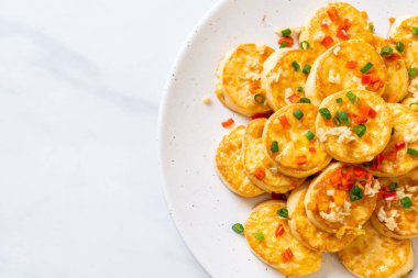 Sahanda yumurta yumuşak tofu sarımsak - sağlıklı, vegan ve sebze gıda tarzı