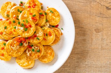 Sahanda yumurta yumuşak tofu sarımsak - sağlıklı, vegan ve sebze gıda tarzı