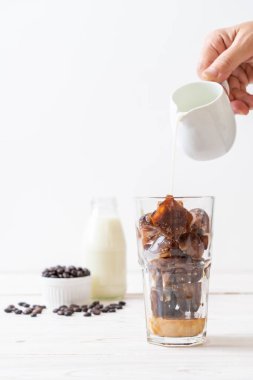 ahşap masa üzerinde sütlü kahve buz küpleri