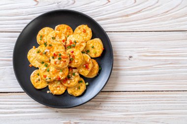 Sahanda yumurta yumuşak tofu sarımsak - sağlıklı, vegan ve sebze gıda tarzı