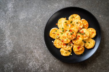 Sahanda yumurta yumuşak tofu sarımsak - sağlıklı, vegan ve sebze gıda tarzı