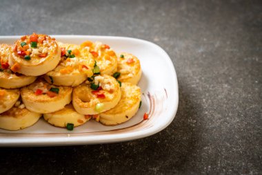 Sahanda yumurta yumuşak tofu sarımsak - sağlıklı, vegan ve sebze gıda tarzı