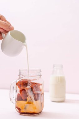 Tay çay buz küpü ile ahşap arka plan üzerinde süt