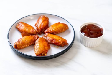 Barbekü tavuk kanadı sosu ile