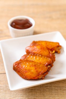 Barbekü tavuk kanadı sosu ile