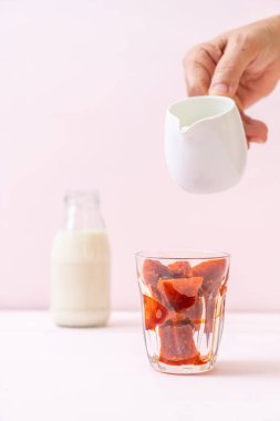 Tay çay buz küpü ile ahşap arka plan üzerinde süt