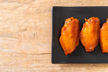 Barbekü tavuk kanadı sosu ile