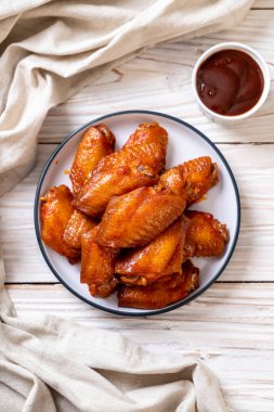 Barbekü tavuk kanadı sosu ile