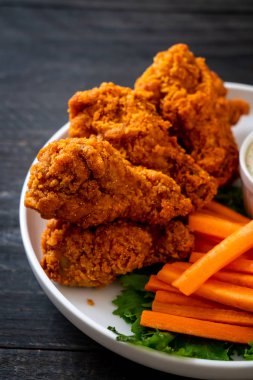 Sebzeli kızarmış tavuk kanadı.