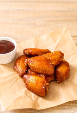 Barbekü tavuk kanadı sosu ile