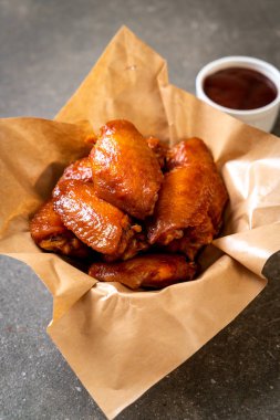 Barbekü tavuk kanadı sosu ile