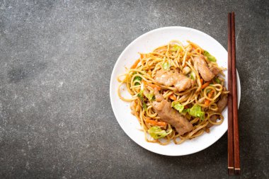 tavada kızartılmış yakisoba noodle pork - Asya gıda tarzı ile