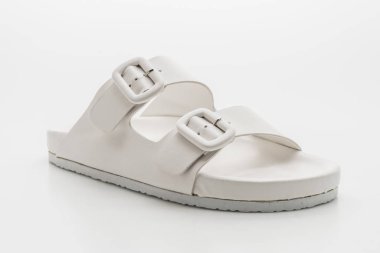 Kadınlar beyaz arka plan üzerinde izole sandalet deri