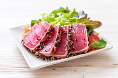 Taze ton balığı ve sebze salatası. Sağlıklı yemek.