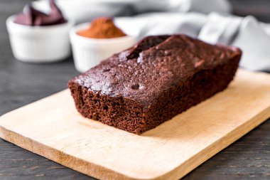 ahşap zemin üzerine çikolatalı browni kek