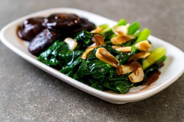 Sarımsaklı istiridye soslu kızarmış Hong Kong Kale heyecan