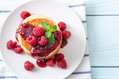 Taze ahududu ve frambuaz sos ile gözleme