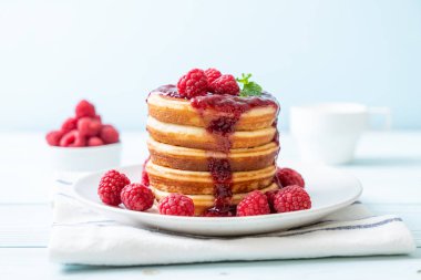 Taze ahududu ve frambuaz sos ile gözleme