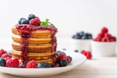 Taze ahududu ve yabanmersinli gözleme.