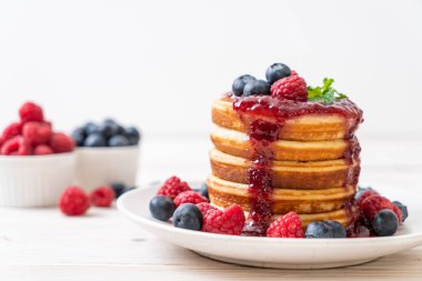 Taze ahududu ve yabanmersinli gözleme.