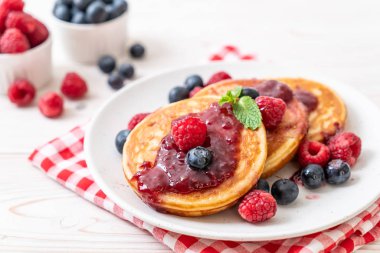 Taze ahududu ve yabanmersinli gözleme.