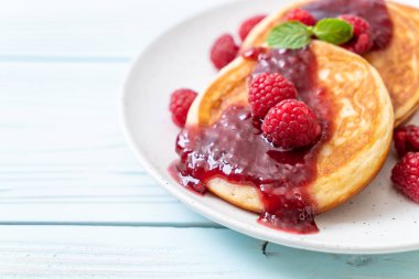 Taze ahududu ve frambuaz sos ile sufle gözleme