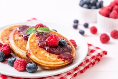 Taze ahududu ve yabanmersinli gözleme.