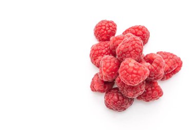 Beyaz arka planda izole edilmiş taze ahududu