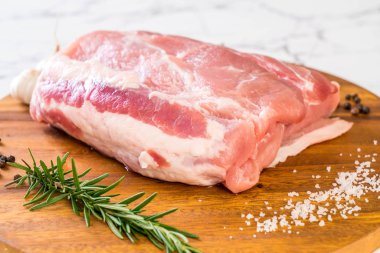 taze domuz ham filetosu ahşap tahta üzerinde