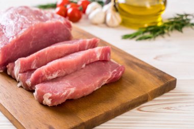 taze domuz ham filetosu ahşap tahta üzerinde