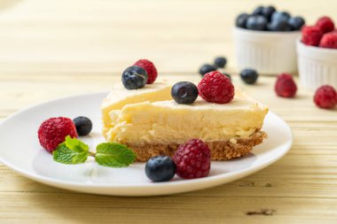 Ev yapımı cheesecake taze ahududu ve yaban mersini ile