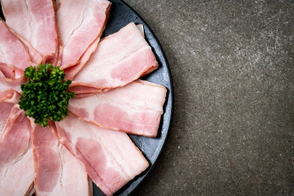 Çiğ domuz pastırma tabağa dilimlenmiş