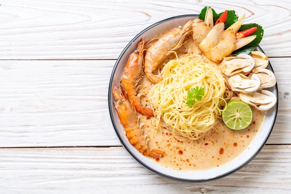 Baharatlı karides spagetti makarna (Tom Yum Goong) - İtalyan Füzyon gıda tarzı