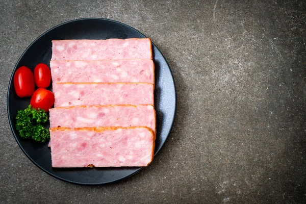 dilimlenmiş taze çiğ pastırma Barbekü