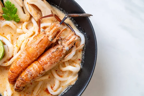 Baharatlı karides udon ramen noodle (Tom Yum Goong) - Japon füzyon gıda tarzı