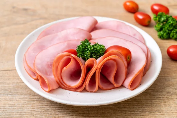 tabağa dilimlenmiş jambon füme