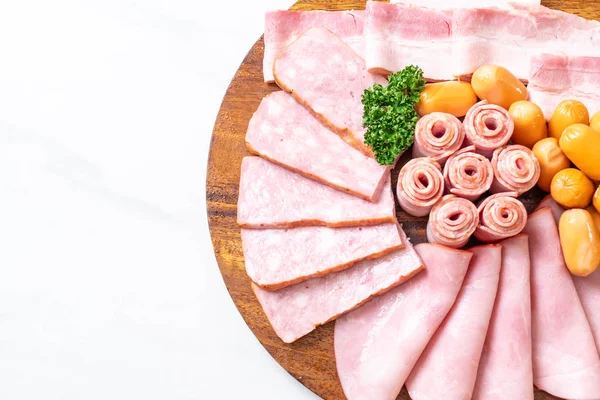 pastırma, sosis, jambon füme ve barbekü pastırma ahşap tahta üzerinde