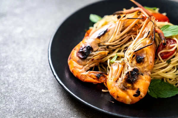 ızgara karides ve domates - İtalyan Füzyon gıda tarzı ile tavada kızartılmış spagetti