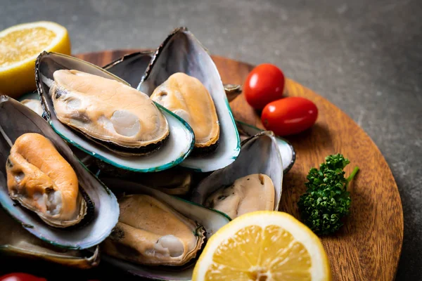 malzemelerle ahşap tahta üzerinde taze midye