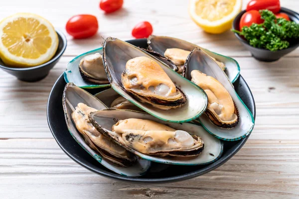 üzerinde siyah kase taze midye