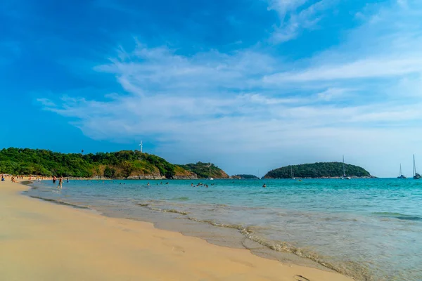 Güzel tropikal plaj ve deniz - tatil tatil kavramı