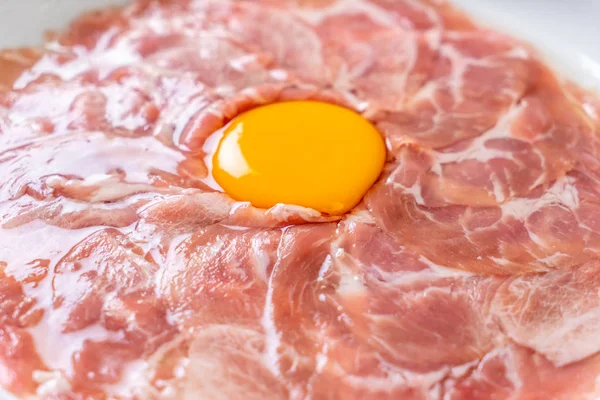 taze dilimlenmiş domuz ham yumurta pişirme veya shabu shabu ve sukiyaki yapma ile