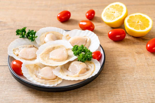 Ahşap tahta üzerinde taze kabuk tarak