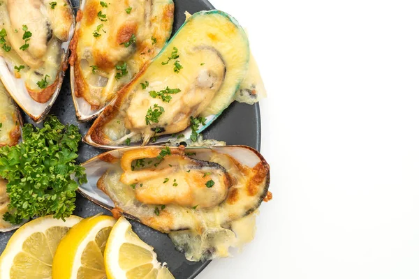 Beyaz arka plan üzerinde izole peynir pişmiş taze midye