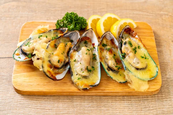 Peynirli taze midye.