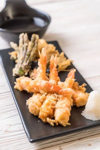 karides tempura (hırpalanmış kızarmış karides) sebze - Japon gıda tarzı