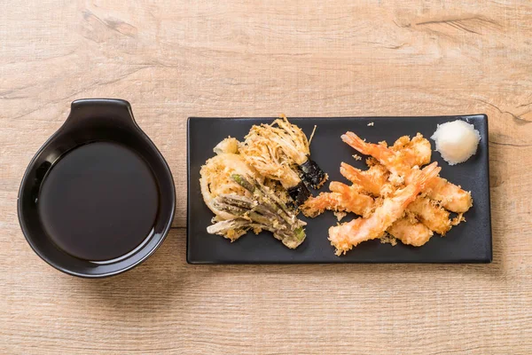 karides tempura (hırpalanmış kızarmış karides) sebze - Japon gıda tarzı