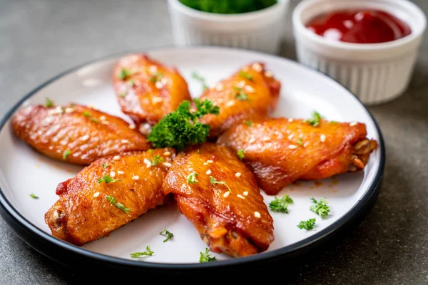 Beyaz susamlı ızgara tavuk kanadı.