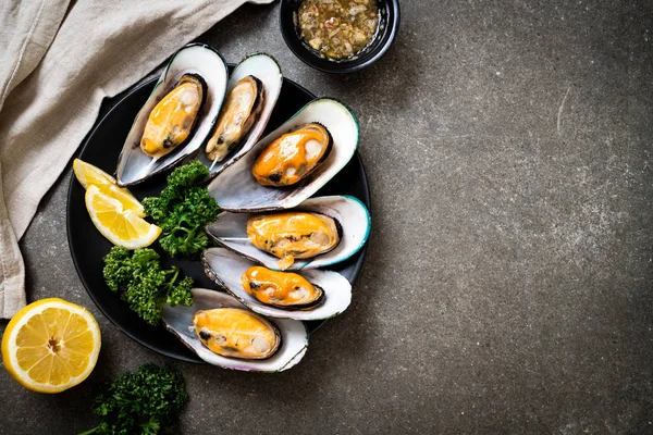 deniz ürünleri midye maydanoz ve limon ile